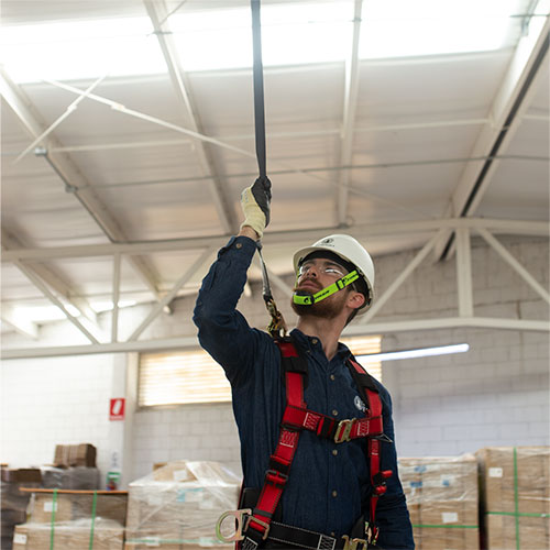 Cómo inspeccionar tu arnés de seguridad para trabajos en alturas? 